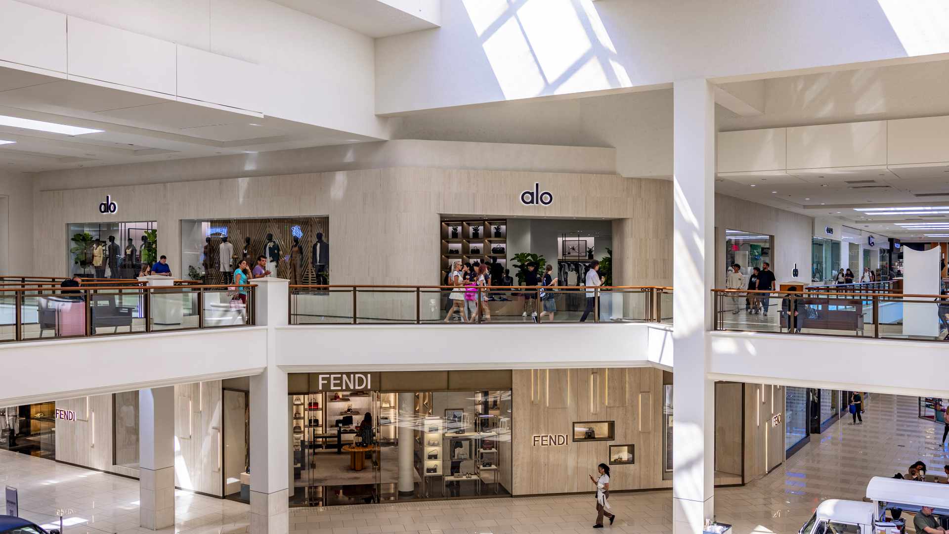 Alo aventura mall