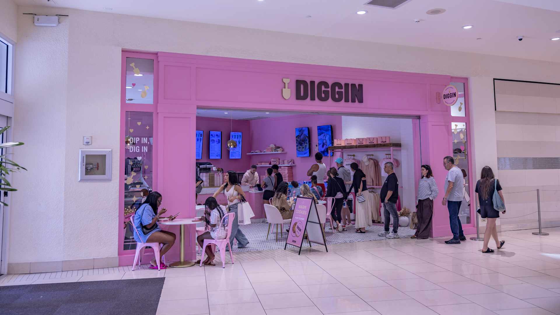 Diggin at aventura mall