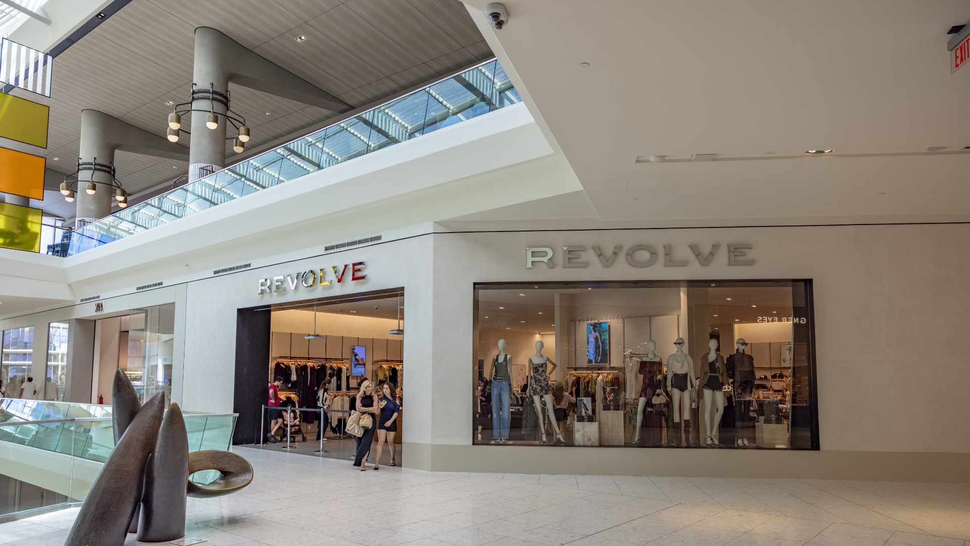 Revolve aventura mall